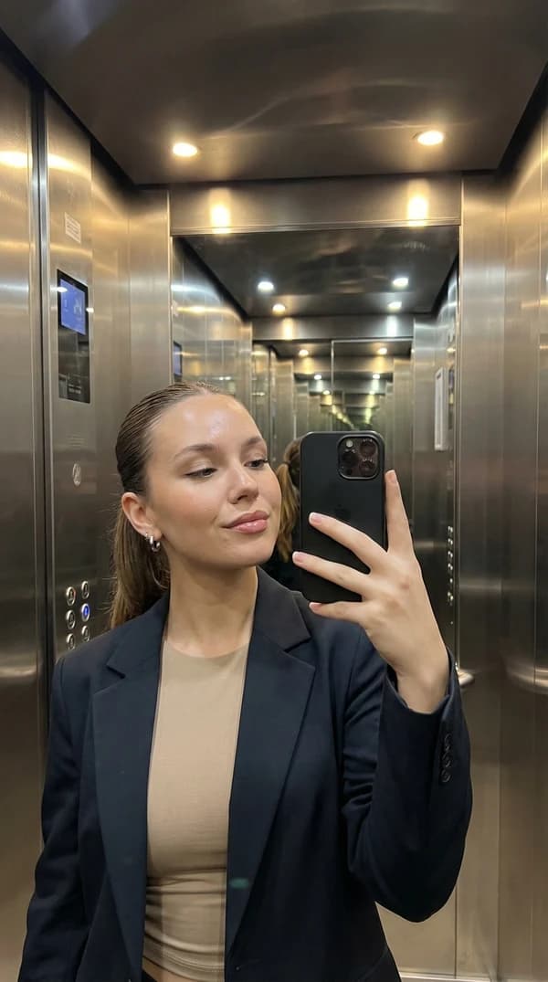 The original elevator selfie before virtual try-on
